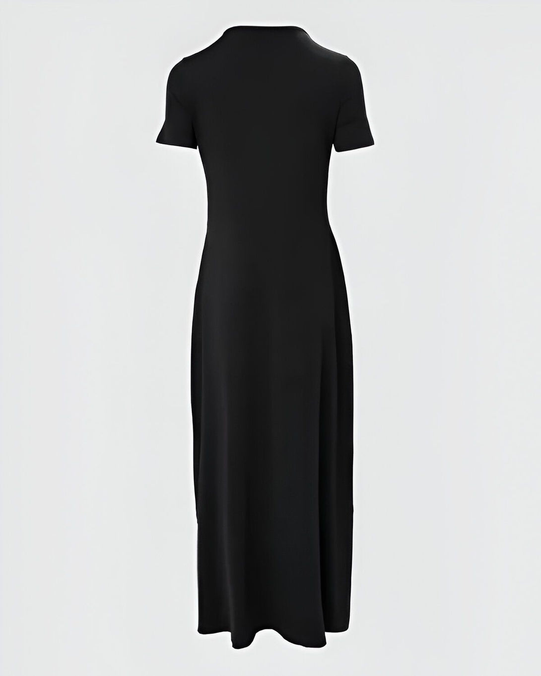 Une robe noire mi-longue à manches courtes avec une fente au milieu de la jupe.