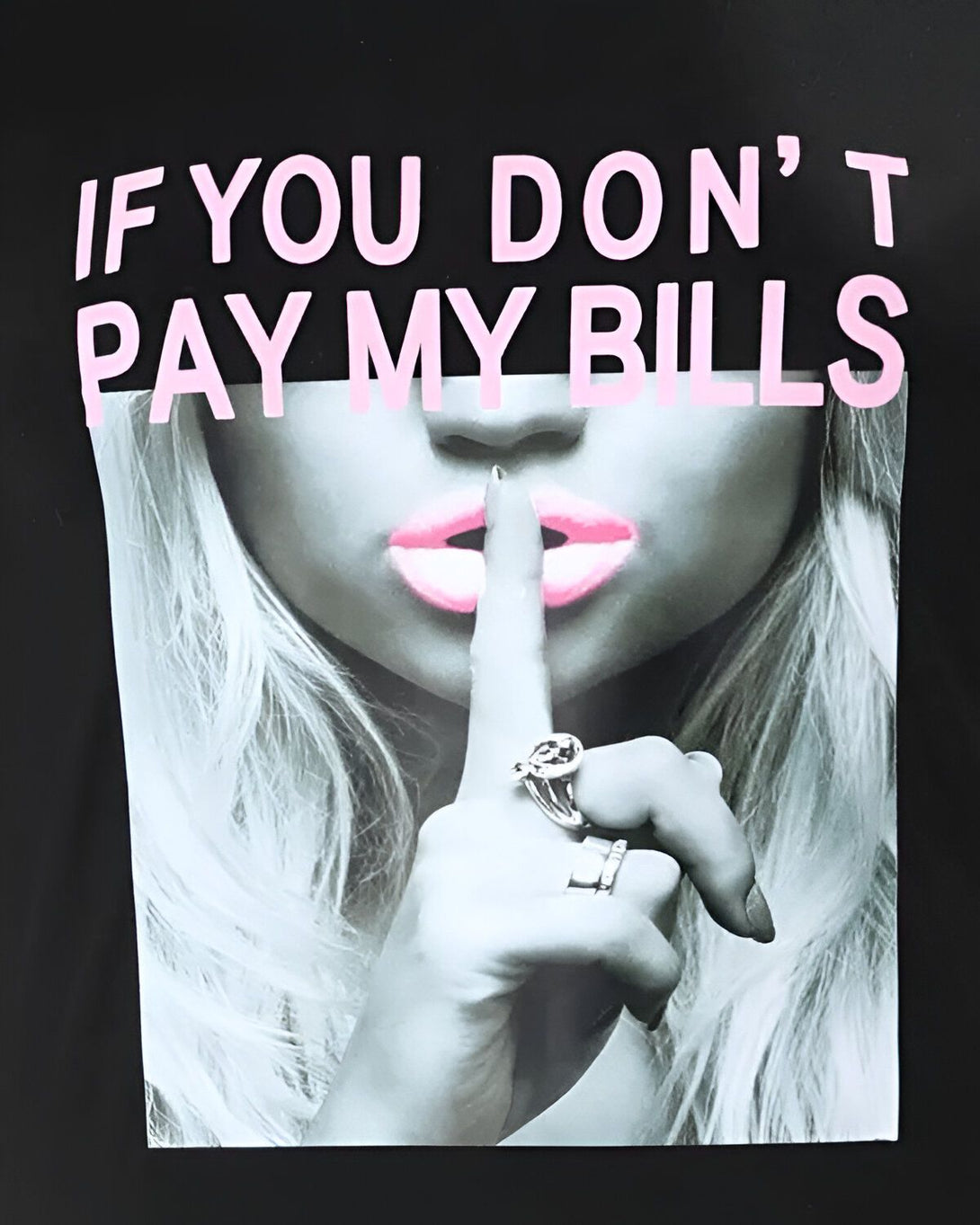 Une image en noir et blanc d'une femme blonde avec ses lèvres roses en évidence, qui se met un doigt sur la bouche en signe de silence. Le texte "If you don't pay my bills" est écrit en rose sur fond noir en haut de l'image.
