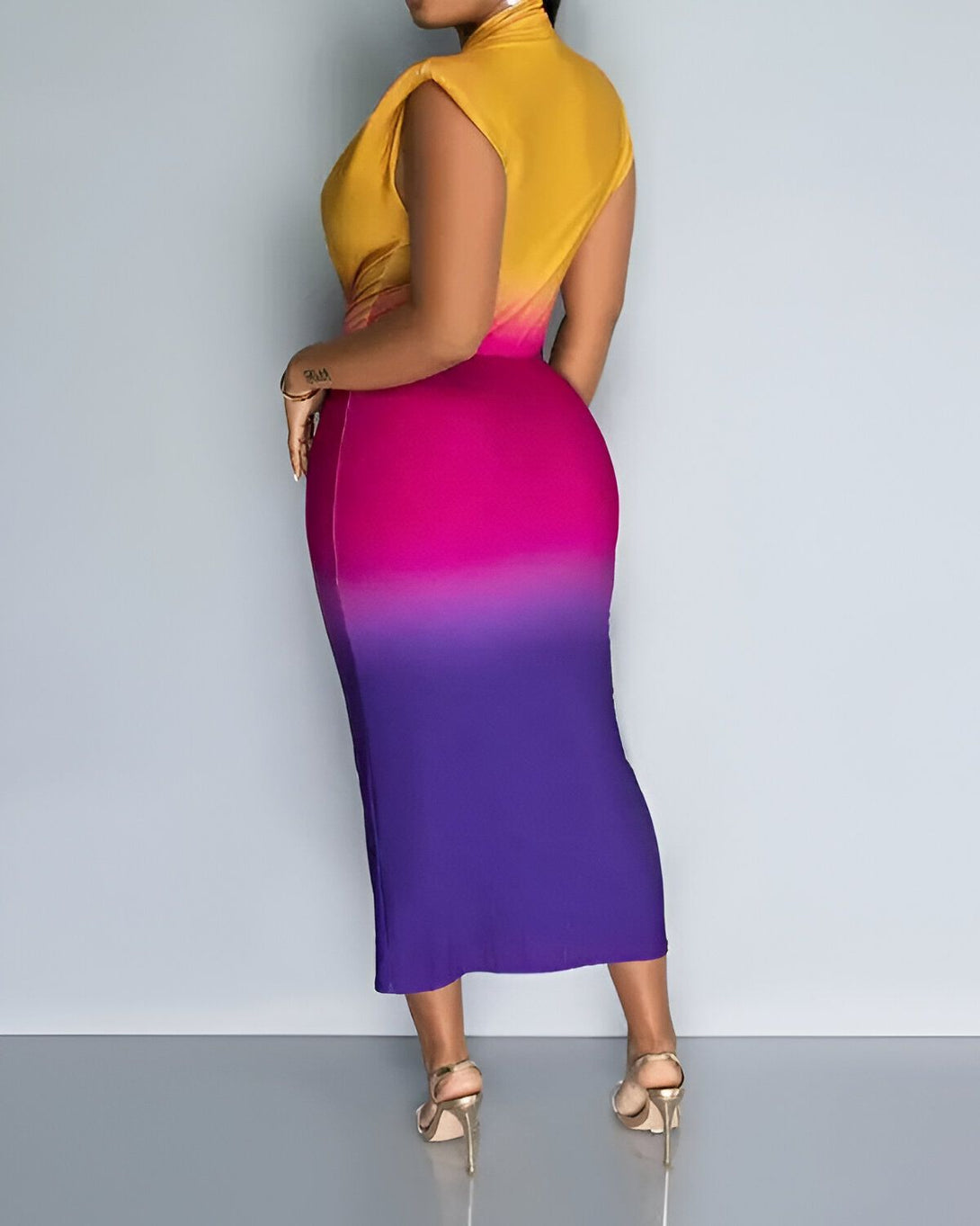 Une femme portant une robe moulante dégradée jaune, rose et violet. La robe est fendue sur le côté.