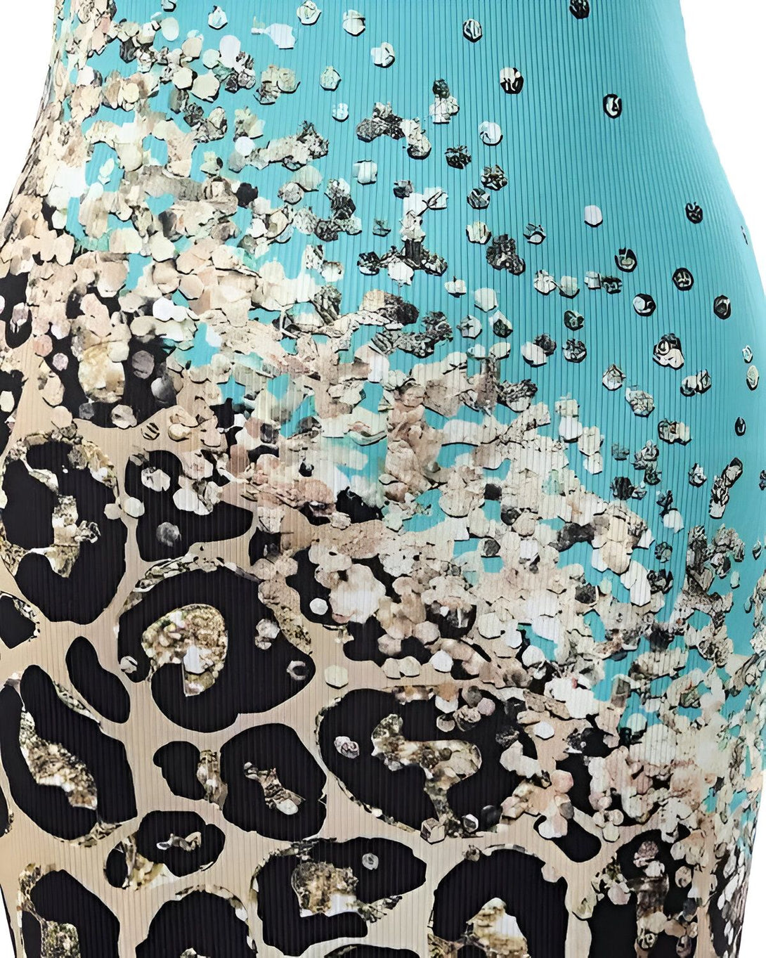 Une robe moulante mi-longue bleu turquoise avec un imprimé léopard noir et marron.