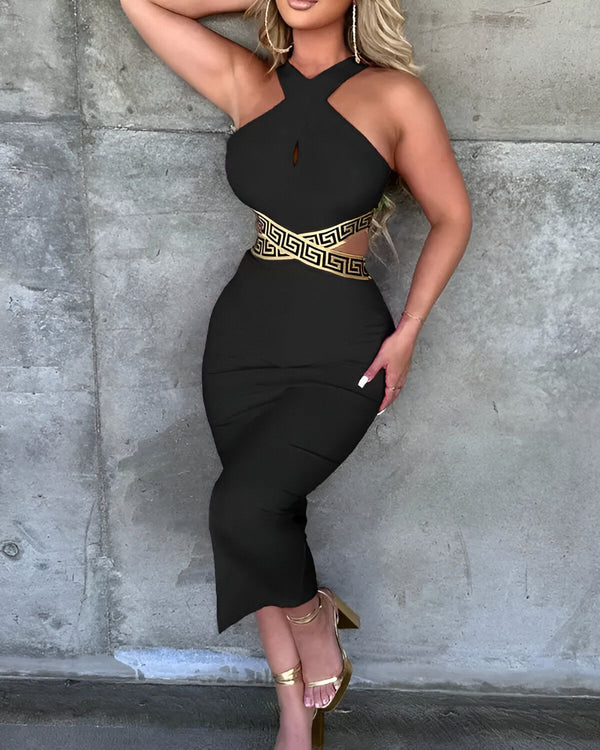 Une femme porte une robe noire moulante avec un décolleté croisé et une large ceinture dorée à la taille.