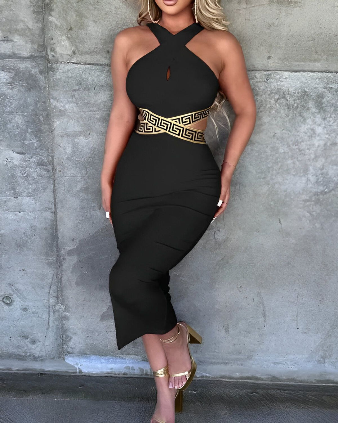 Une femme porte une robe noire moulante avec un décolleté croisé et une large ceinture dorée à la taille.