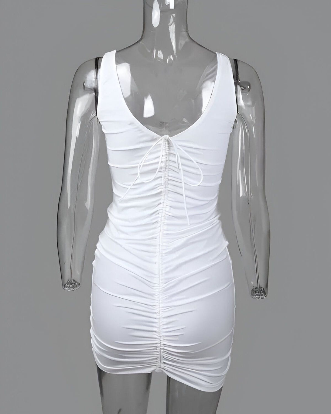 Une robe blanche moulante dos nu avec un laçage.