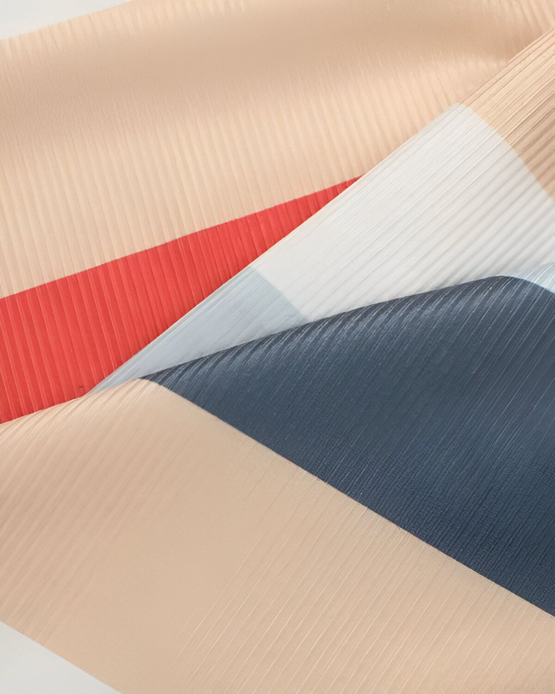 Une image de trois feuilles de plastique ondulé de couleur beige, rouge et bleu marine.