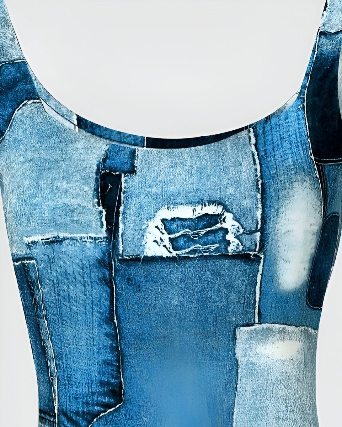 Une image d'un maillot de bain une pièce en jean déchiré bleu et blanc.