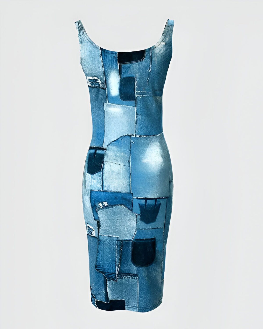 Une robe moulante en patchwork de denim bleu avec une encolure carrée et des bretelles fines.
