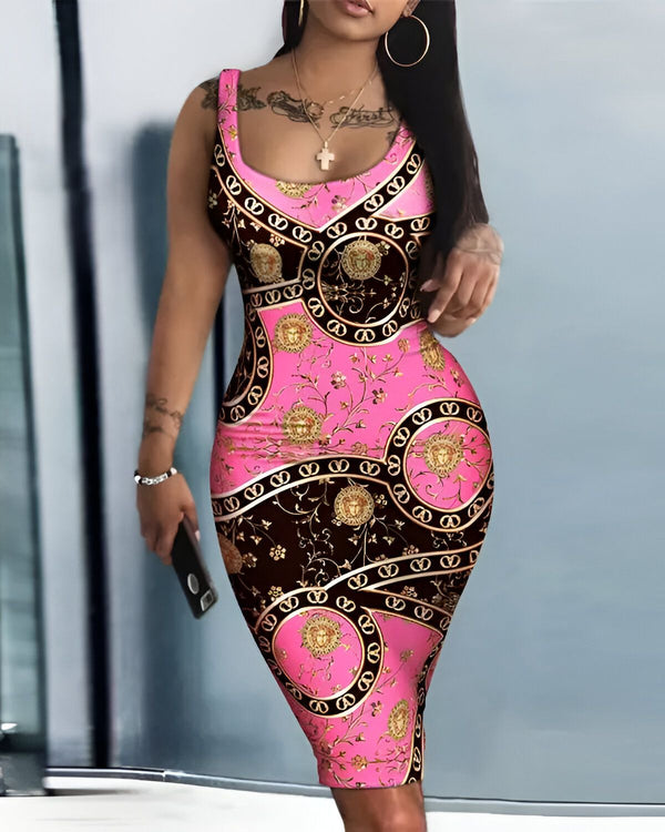 Une femme porte une robe rose et noire moulante. La robe est sans manches et a un col rond. La femme est debout, les bras le long du corps. Elle a les cheveux longs et noirs et porte un collier avec une croix.
