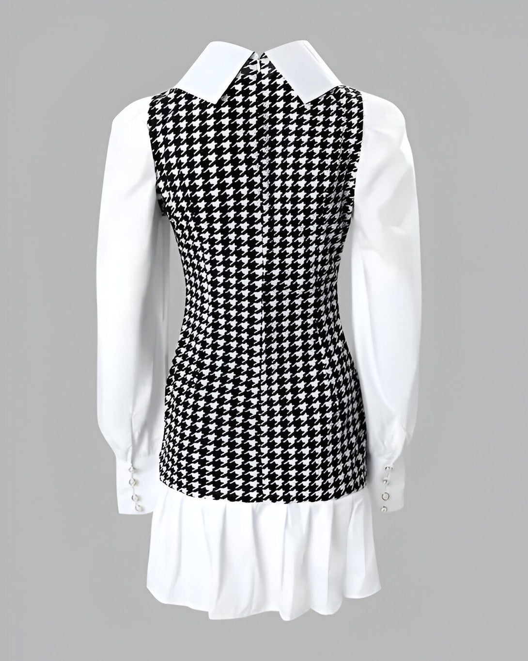 Une robe noire et blanche à motif pied-de-poule avec un col Claudine blanc.
