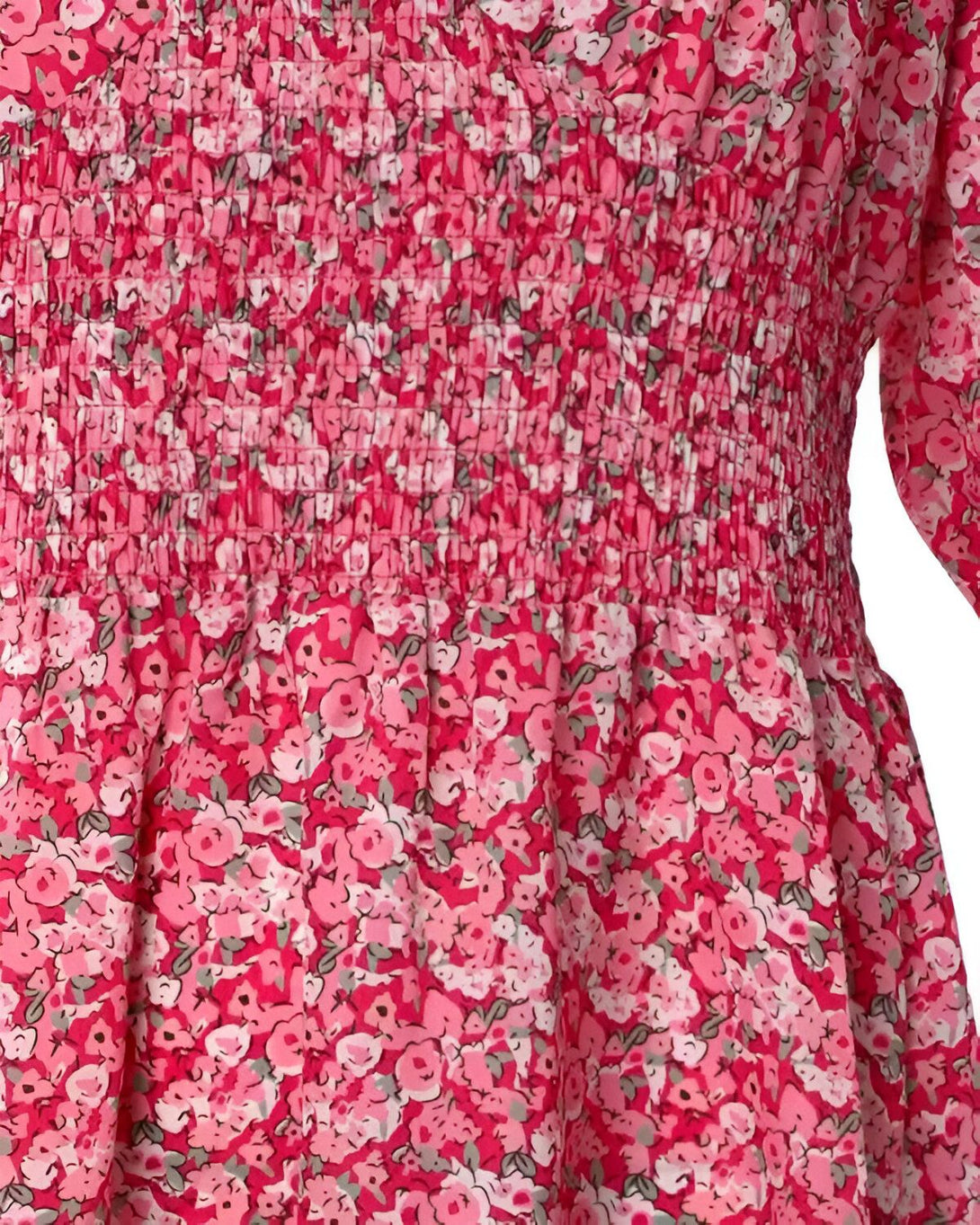 Une robe rose à motifs floraux avec un élastique à la taille.