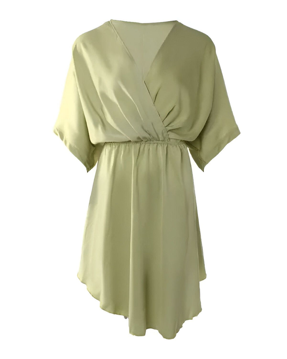 Une robe portefeuille courte en satin vert pâle avec des manches courtes et un col en V.