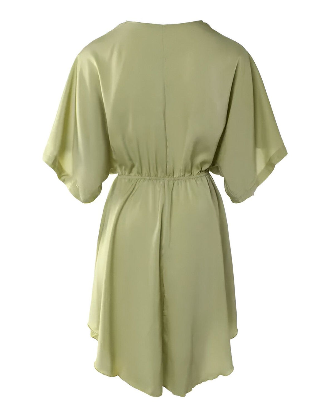 Une robe verte en satin avec des manches courtes et un col en V. La robe est cintrée à la taille et évasée au niveau des hanches.