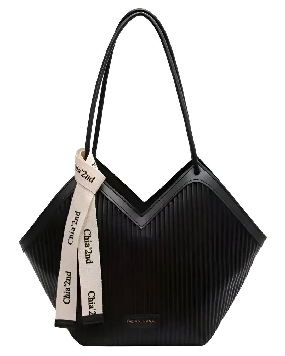 Le sac à main est de couleur noire et possède une anse blanche. Il est de forme trapèze et possède un soufflet sur le côté. Le sac est orné d'un ruban blanc avec le logo "Chia 2nd" écrit en noir.