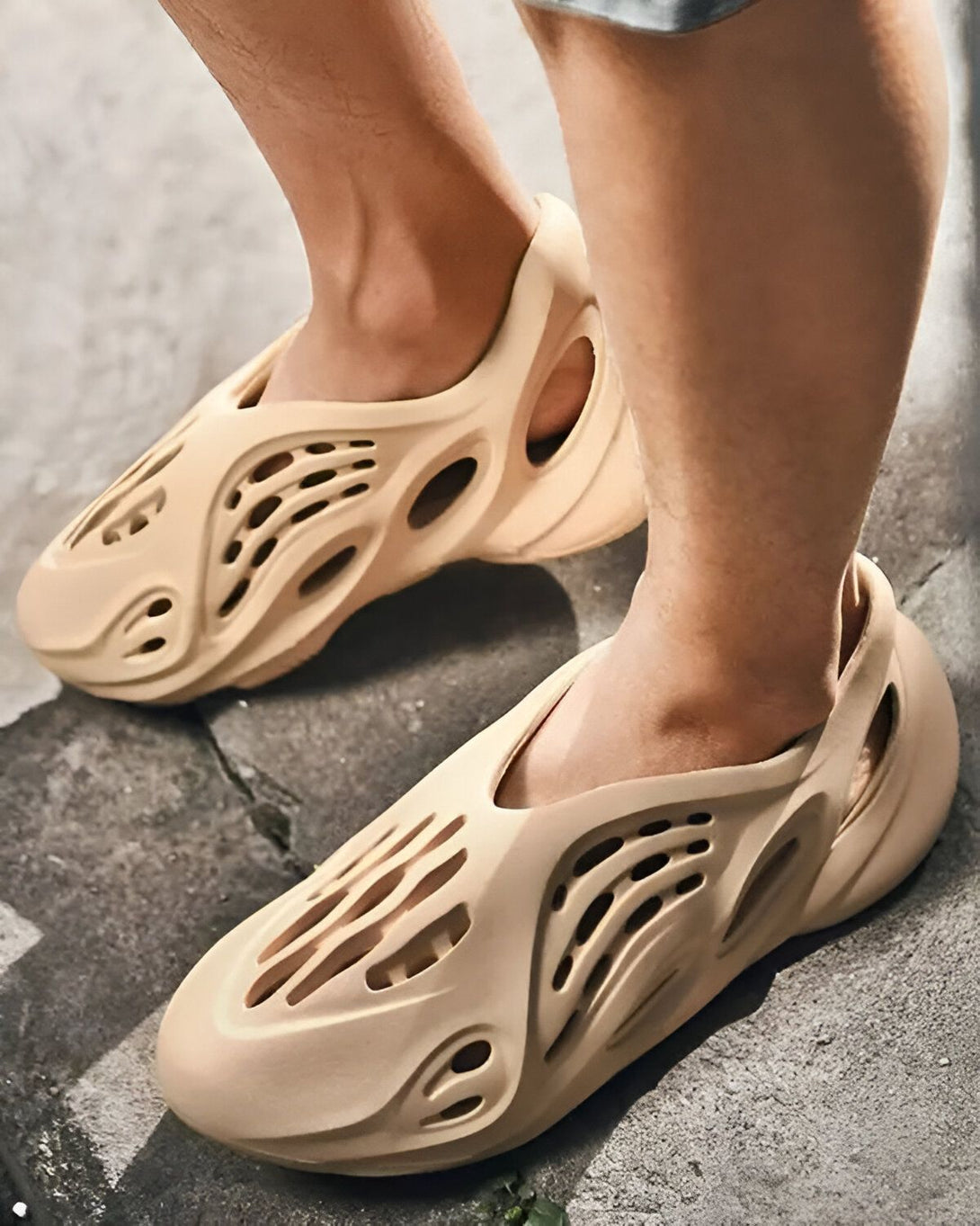 Une personne porte des sandales beige trouées.