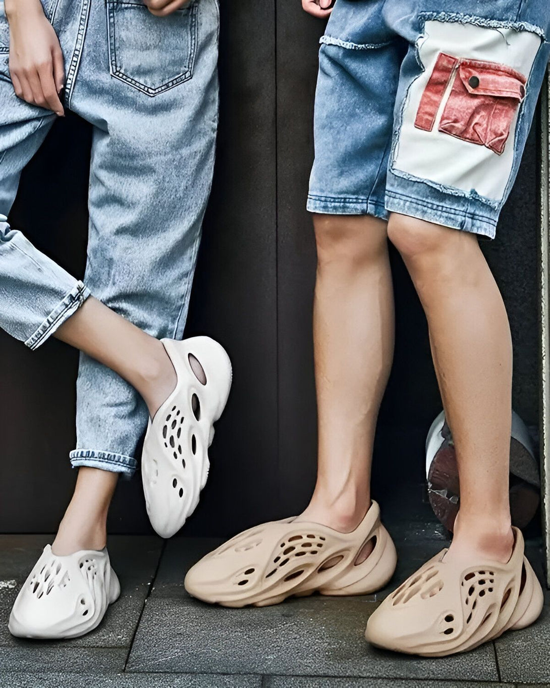 Une image de deux personnes portant des chaussures beige trouées. La personne de gauche porte un jean bleu et la personne de droite porte un short en jean bleu.