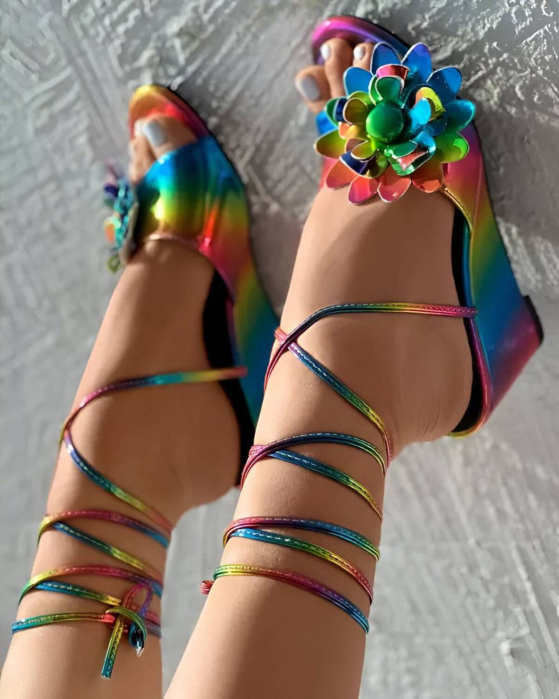 Sandales compensées à lanières à motif floral ombré