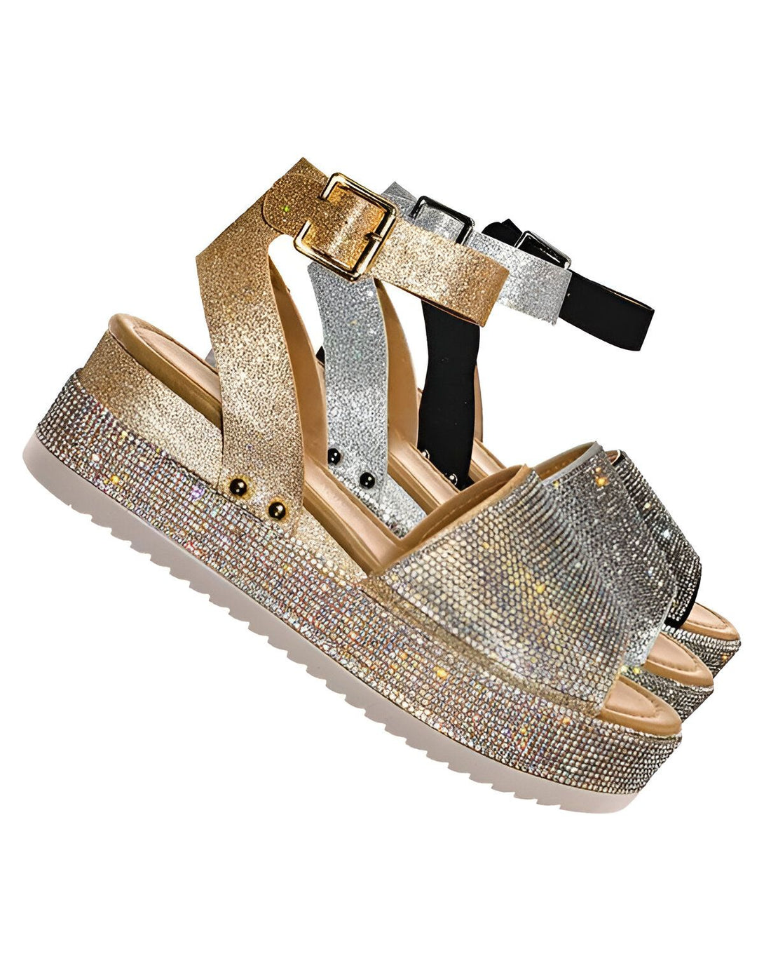 Une image de trois paires de sandales à plateforme compensée avec des brides à boucle. Les sandales sont de couleur or, argent et noir. Elles sont toutes recouvertes de strass.