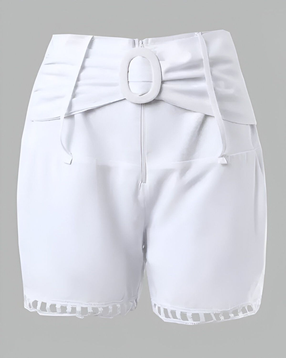 Le short taille haute blanc est doté d'une ceinture à boucle et de détails ajourés au niveau de l'ourlet. Il est parfait pour une journée d'été.