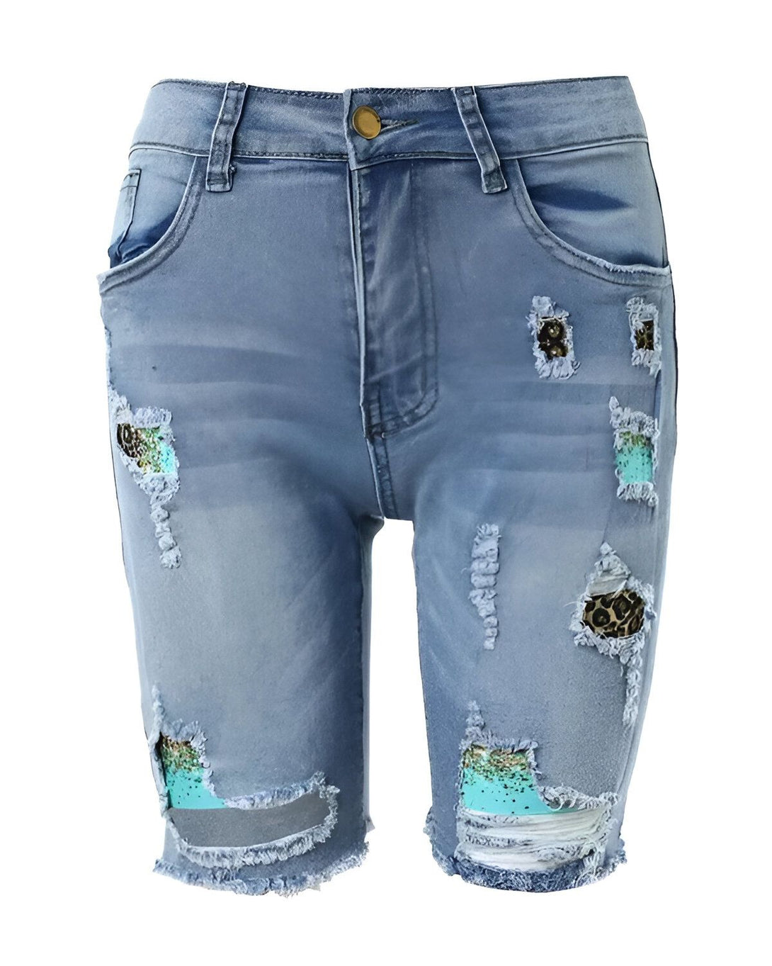 Le short en jean est bleu clair avec des trous déchirés et des patchs léopard.