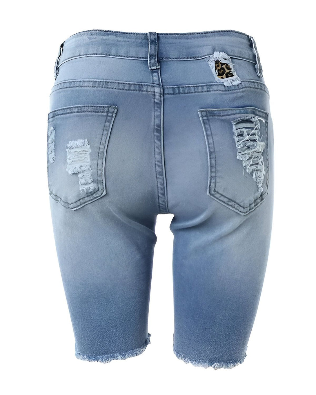 Le mannequin porte un short en jean bleu clair déchiré avec des poches arrière et des détails léopard.