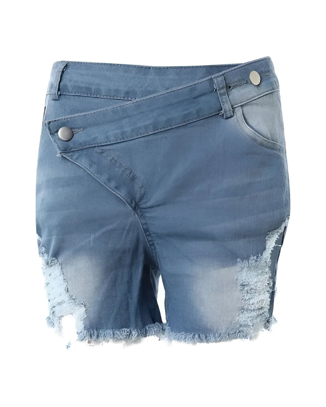 Le short en jean est bleu clair avec des trous et des franges en bas. Il est taille haute et possède une ceinture croisée sur le devant.