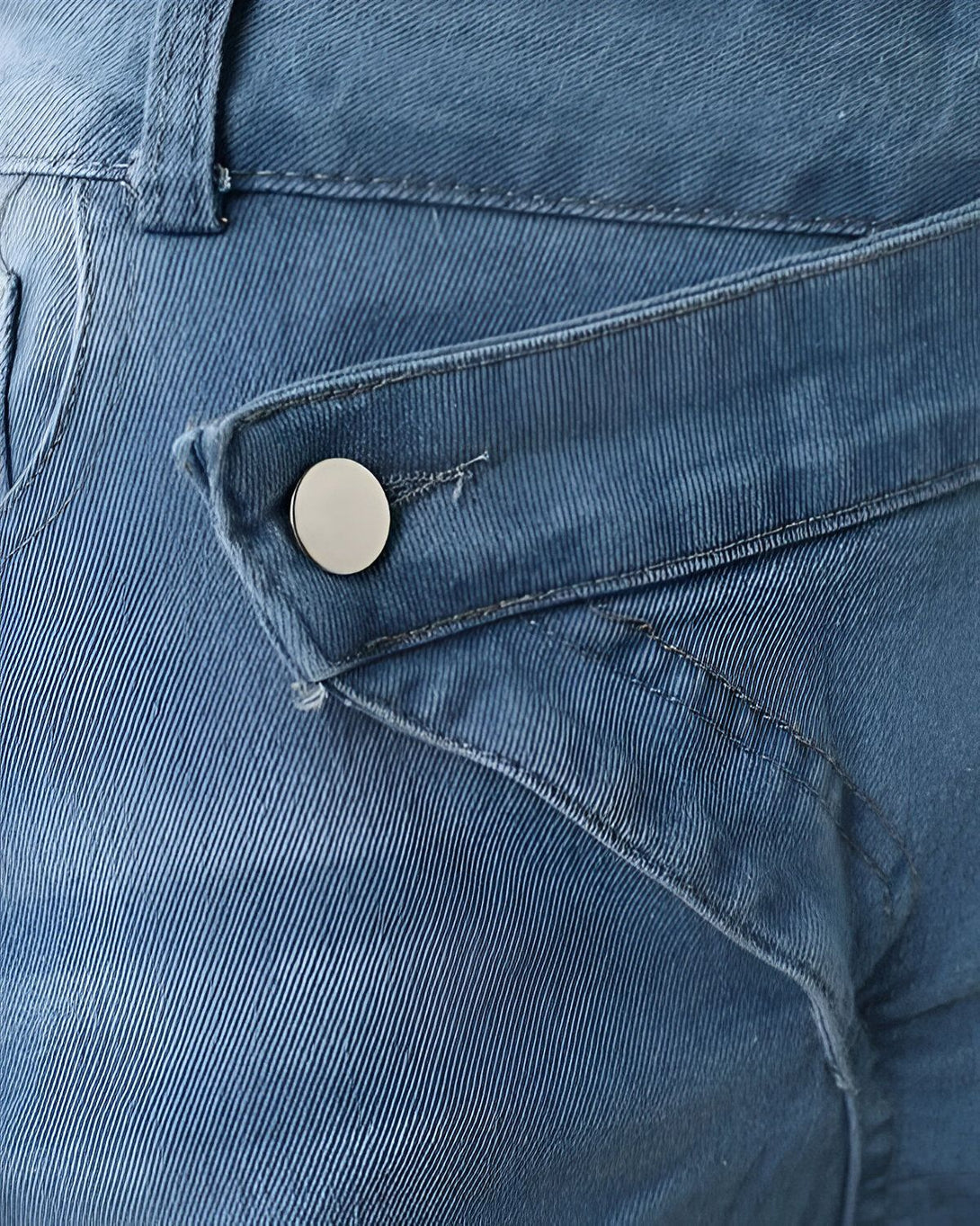 Short en jean à poche déchirée et boutonnée