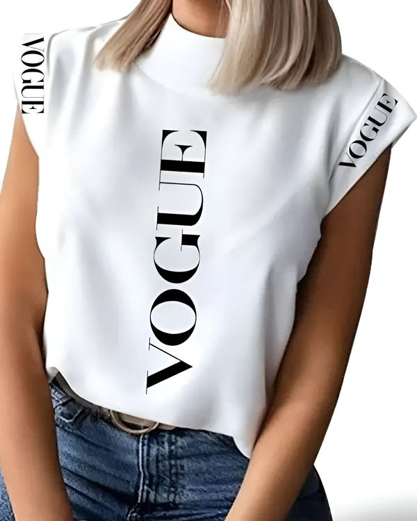 Une femme porte un t-shirt blanc avec le mot "VOGUE" écrit en noir sur le devant. Elle porte également un jean bleu et une ceinture marron.