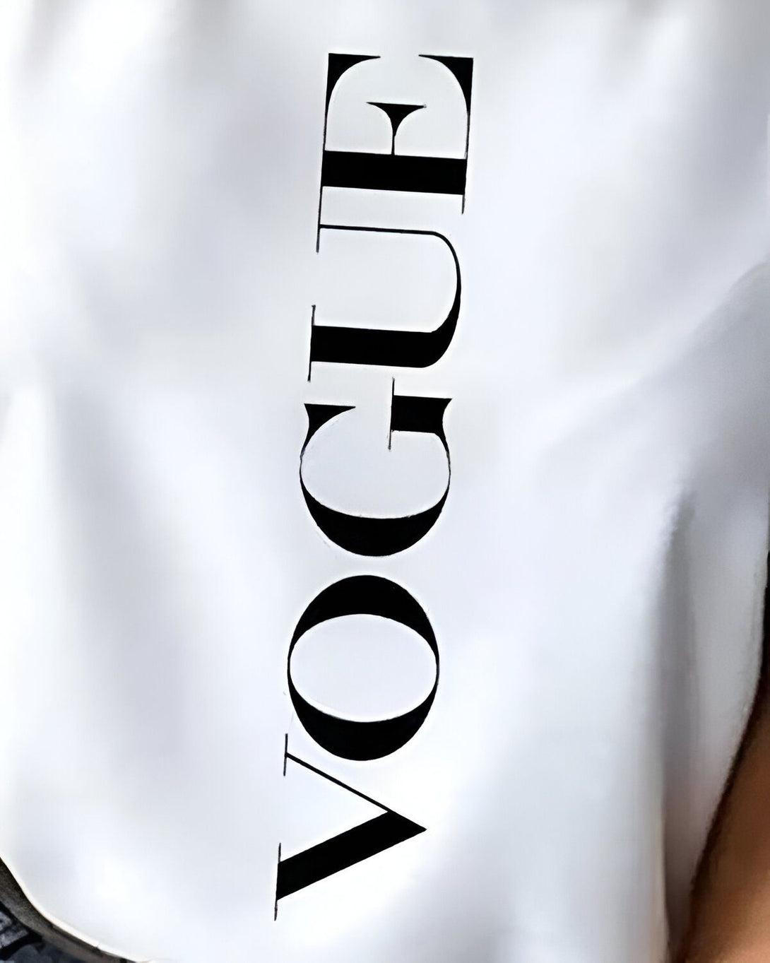 Le texte "Vogue" en noir sur un fond blanc.