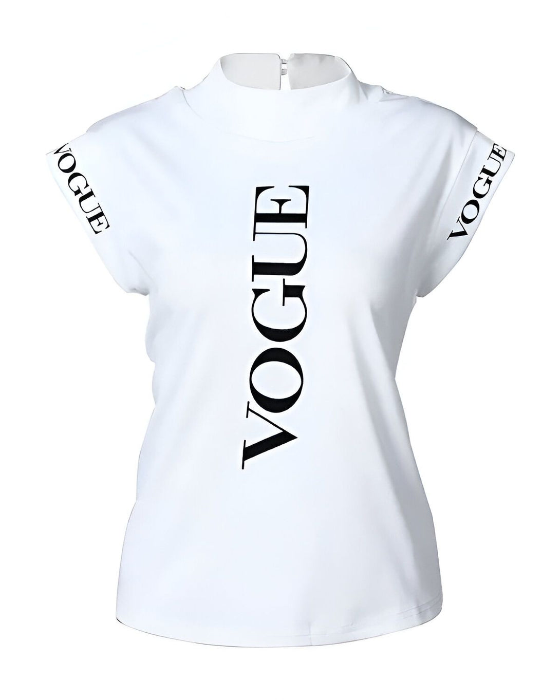 Le texte "Vogue" est écrit en noir sur un t-shirt blanc. Le t-shirt a des manches courtes et un col montant.