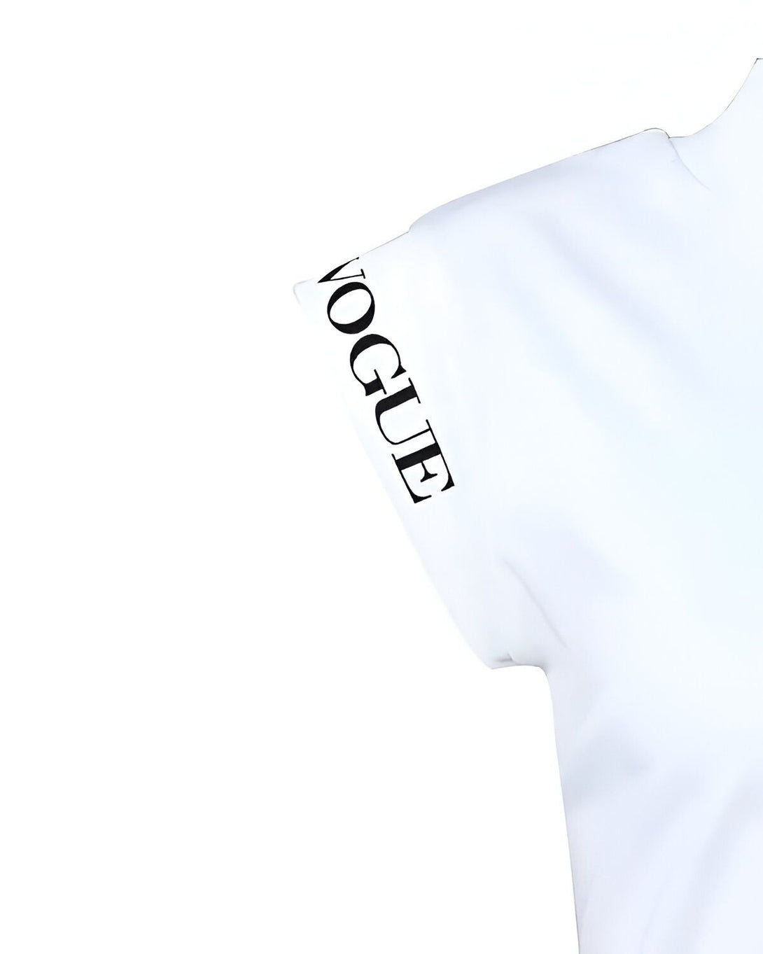 Le texte "Vogue" est imprimé sur la manche d'un t-shirt blanc.