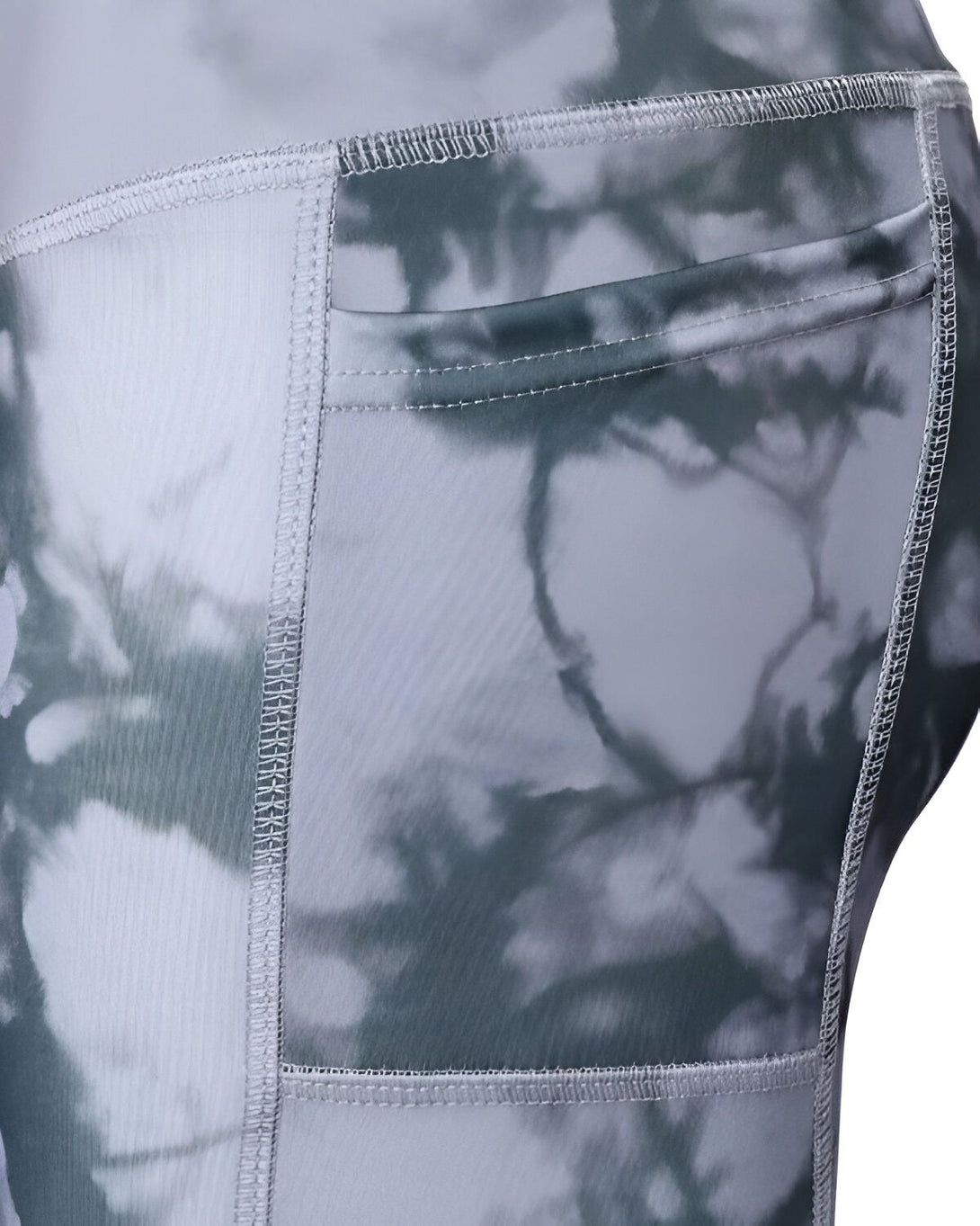Le legging est gris et blanc avec une poche sur le côté.