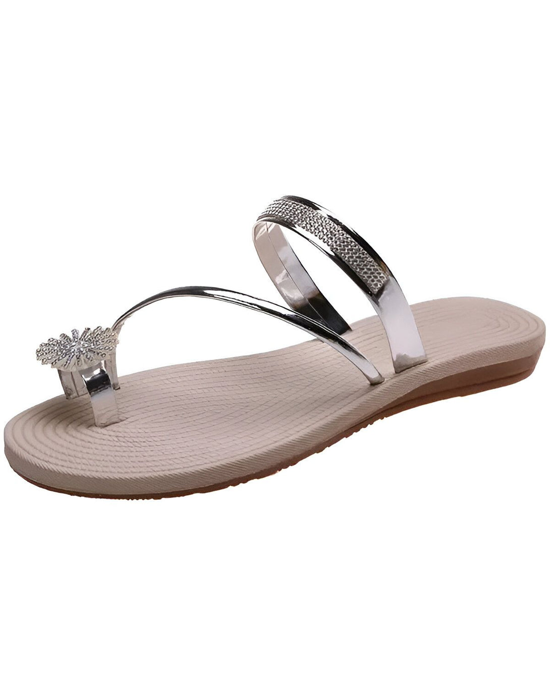 Une paire de tongs argentées pour femmes avec une fleur en strass sur le dessus.