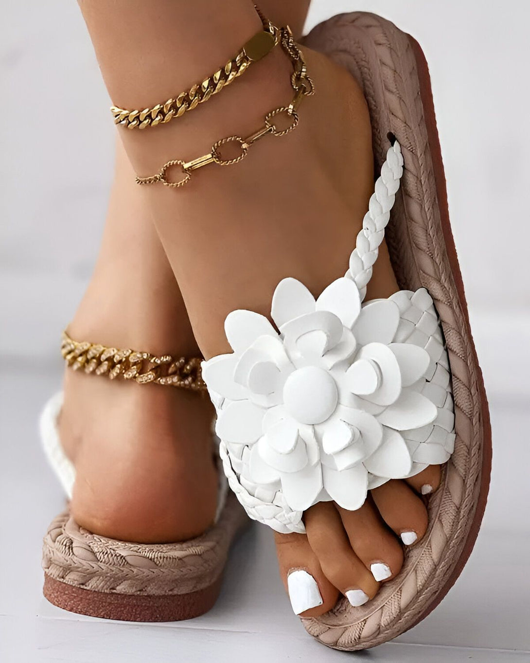 Tongs de plage tressées à motif floral