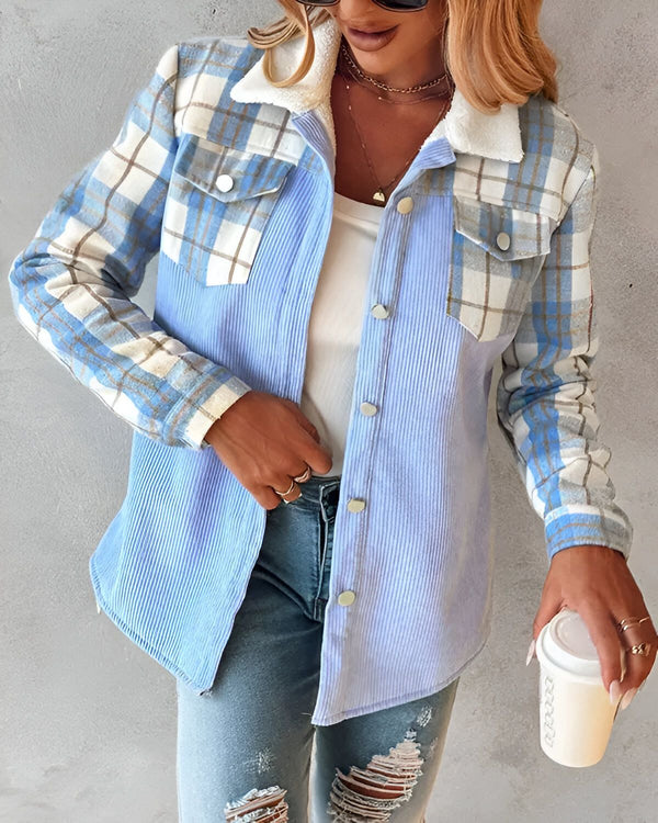 Une femme porte une veste en velours côtelé bleu clair et blanc à carreaux avec un col en fourrure beige. Elle est assortie avec un jean bleu troué et des baskets blanches.