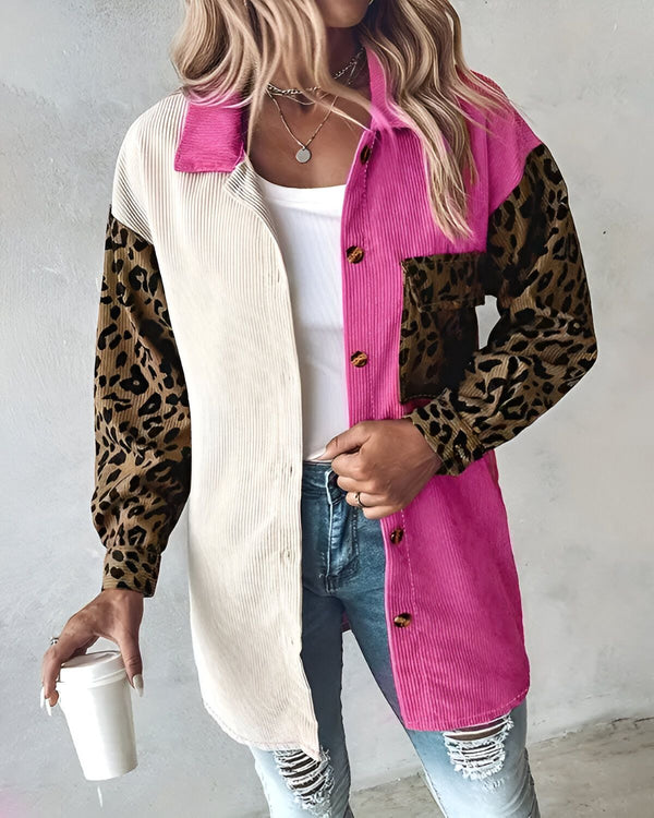 Une femme porte une chemise rose et blanche à manches longues. La chemise est ouverte et on peut voir un t-shirt blanc en dessous. La femme porte également un jean bleu déchiré et des talons hauts noirs. Elle a les cheveux longs et blonds et porte un collier. Elle tient une tasse de café à la main.